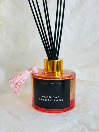 Mājas smaržas, mājas aromāti, interjera aromāti, mājas smaržas ar kociņiem, telpu aromatizētāji, mājas aromatizētāji, mājas parfimērija, dāvanu komplekts sievietei, Lēdija peonija, Peonijas apskāviens, Ilze Ērgle - Vanaga, dāvanu komplekti, ekskluzīvas dāvanas, I.ĒV, biznesa dāvanas, dāvana sievietei