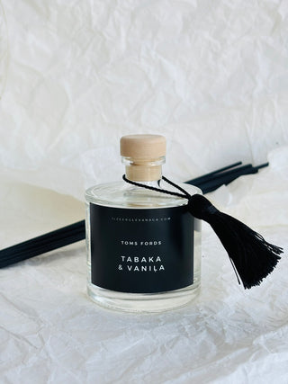 Mājas smaržas, mājas aromāti, interjera aromāti, mājas smaržas ar kociņiem, telpu aromatizētāji, mājas aromatizētāji, mājas parfimērija, dāvanu komplekts sievietei, Tabaka vaniļa, Ilze Ērgle - Vanaga, dāvanu komplekti, ekskluzīvas dāvanas, I.ĒV, biznesa dāvanas, dāvana sievietei