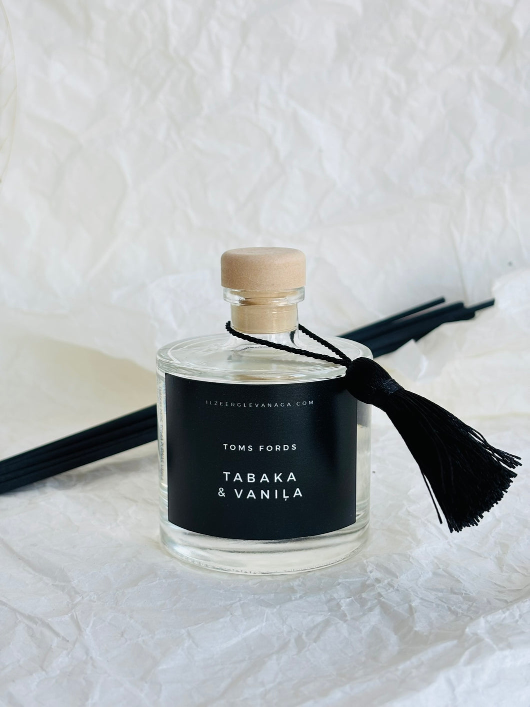 Mājas smaržas, mājas aromāti, interjera aromāti, mājas smaržas ar kociņiem, telpu aromatizētāji, mājas aromatizētāji, mājas parfimērija, dāvanu komplekts sievietei, Tabaka vaniļa, Ilze Ērgle - Vanaga, dāvanu komplekti, ekskluzīvas dāvanas, I.ĒV, biznesa dāvanas, dāvana sievietei