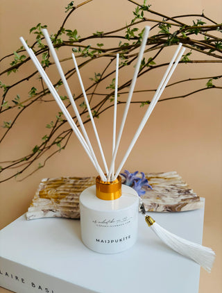 Mājas smaržas Maijpuķīte, mājas aromāti, interjera aromāti, mājas smaržas ar kociņiem, telpu aromatizētāji, mājas aromatizētāji, mājas parfimērija, dāvanu komplekts sievietei, Jasmīns, Ilze Ērgle - Vanaga, dāvanu komplekti, ekskluzīvas dāvanas, I.ĒV, biznesa dāvanas, dāvana sievietei