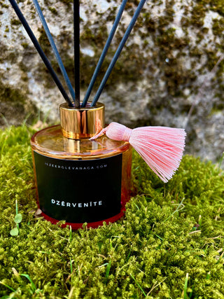 Mājas smaržas, mājas aromāti, interjera aromāti, mājas smaržas ar kociņiem, telpu aromatizētāji, mājas aromatizētāji, mājas parfimērija, dāvanu komplekts sievietei, Lēdija peonija, Peonijas apskāviens, Ilze Ērgle - Vanaga, dāvanu komplekti, ekskluzīvas dāvanas, I.ĒV, biznesa dāvanas, dāvana sievietei