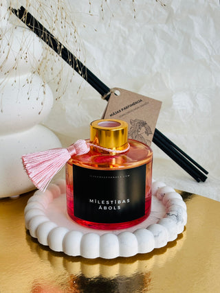 Mājas smaržas, mājas aromāti, interjera aromāti, mājas smaržas ar kociņiem, telpu aromatizētāji, mājas aromatizētāji, mājas parfimērija, dāvanu komplekts sievietei, Lēdija peonija, Peonijas apskāviens, Ilze Ērgle - Vanaga, dāvanu komplekti, ekskluzīvas dāvanas, I.ĒV, biznesa dāvanas, dāvana sievietei