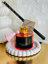 Load image into Gallery viewer, Mājas smaržas, mājas aromāti, interjera aromāti, mājas smaržas ar kociņiem, telpu aromatizētāji, mājas aromatizētāji, mājas parfimērija, dāvanu komplekts sievietei, Lēdija peonija, Peonijas apskāviens, Ilze Ērgle - Vanaga, dāvanu komplekti, ekskluzīvas dāvanas, I.ĒV, biznesa dāvanas, dāvana sievietei
