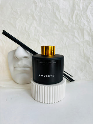 Grezns rudenīgs mājas aromāts ar kociņiem, rūgts grezns aromāts, mājas smaržas ar melniem kociņiem, melnā matētā pudelē ar zelta vāciņu, Ilze Ērgle Vanaga, I.ĒV