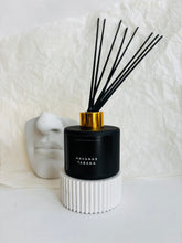 Load image into Gallery viewer, Mājas aromāts ar kociņiem Havanas tabaka, vīrišķīgs aromāts, mājas smaržas ar melniem kociņiem, melnā matētā pudelē, Ilze Ērgle Vanaga, I.ĒV
