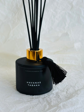 Mājas smaržas, mājas aromāti, interjera aromāti, mājas smaržas ar kociņiem, telpu aromatizētāji, mājas aromatizētāji, mājas parfimērija, dāvanu komplekts sievietei, Havanas tabaka, Ilze Ērgle - Vanaga, dāvanu komplekti, ekskluzīvas dāvanas, I.ĒV, biznesa dāvanas, dāvana vīrietim