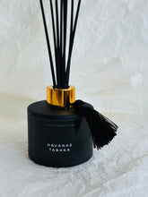 Load image into Gallery viewer, Mājas smaržas, mājas aromāti, interjera aromāti, mājas smaržas ar kociņiem, telpu aromatizētāji, mājas aromatizētāji, mājas parfimērija, dāvanu komplekts sievietei, Havanas tabaka, Ilze Ērgle - Vanaga, dāvanu komplekti, ekskluzīvas dāvanas, I.ĒV, biznesa dāvanas, dāvana vīrietim
