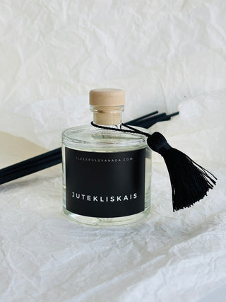 Mājas smaržas, mājas aromāti, interjera aromāti, mājas smaržas ar kociņiem, telpu aromatizētāji, mājas aromatizētāji, mājas parfimērija, dāvanu komplekts sievietei, Ilze Ērgle - Vanaga, dāvanu komplekti, ekskluzīvas dāvanas, I.ĒV, biznesa dāvanas, dāvana sievietei