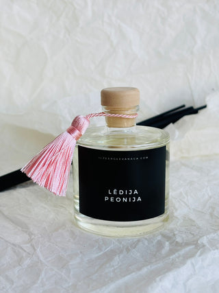 Mājas smaržas, mājas aromāti, interjera aromāti, mājas smaržas ar kociņiem, telpu aromatizētāji, mājas aromatizētāji, mājas parfimērija, dāvanu komplekts sievietei, Lēdija peonija, Peonijas apskāviens, Ilze Ērgle - Vanaga, dāvanu komplekti, ekskluzīvas dāvanas, I.ĒV, biznesa dāvanas, dāvana sievietei