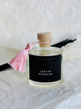 Load image into Gallery viewer, Mājas smaržas, mājas aromāti, interjera aromāti, mājas smaržas ar kociņiem, telpu aromatizētāji, mājas aromatizētāji, mājas parfimērija, dāvanu komplekts sievietei, Lēdija peonija, Peonijas apskāviens, Ilze Ērgle - Vanaga, dāvanu komplekti, ekskluzīvas dāvanas, I.ĒV, biznesa dāvanas, dāvana sievietei
