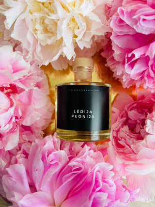 Mājas smaržas, mājas aromāti, interjera aromāti, mājas smaržas ar kociņiem, telpu aromatizētāji, mājas aromatizētāji, mājas parfimērija, dāvanu komplekts sievietei, Lēdija peonija, Peonijas apskāviens, Ilze Ērgle - Vanaga, dāvanu komplekti, ekskluzīvas dāvanas, I.ĒV, biznesa dāvanas, dāvana sievietei