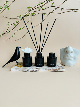 Mājas smaržas, mājas aromāti, interjera aromāti, mājas smaržas ar kociņiem, telpu aromatizētāji, mājas aromatizētāji, mājas parfimērija, dāvanu komplekts sievietei, Pavasara trio, ceriņš, jasmīns, maijpuķīte, Ilze Ērgle - Vanaga, dāvanu komplekti, ekskluzīvas dāvanas, I.ĒV, biznesa dāvanas, dāvana sievietei