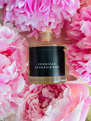 Mājas smaržas, mājas aromāti, interjera aromāti, mājas smaržas ar kociņiem, telpu aromatizētāji, mājas aromatizētāji, mājas parfimērija, dāvanu komplekts sievietei, Lēdija peonija, Peonijas apskāviens, Ilze Ērgle - Vanaga, dāvanu komplekti, ekskluzīvas dāvanas, I.ĒV, biznesa dāvanas, dāvana sievietei