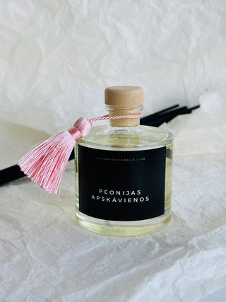 Mājas smaržas, mājas aromāti, interjera aromāti, mājas smaržas ar kociņiem, telpu aromatizētāji, mājas aromatizētāji, mājas parfimērija, dāvanu komplekts sievietei, Lēdija peonija, Peonijas apskāviens, Ilze Ērgle - Vanaga, dāvanu komplekti, ekskluzīvas dāvanas, I.ĒV, biznesa dāvanas, dāvana sievietei