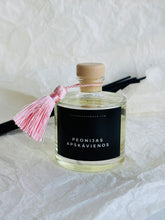 Load image into Gallery viewer, Mājas smaržas, mājas aromāti, interjera aromāti, mājas smaržas ar kociņiem, telpu aromatizētāji, mājas aromatizētāji, mājas parfimērija, dāvanu komplekts sievietei, Lēdija peonija, Peonijas apskāviens, Ilze Ērgle - Vanaga, dāvanu komplekti, ekskluzīvas dāvanas, I.ĒV, biznesa dāvanas, dāvana sievietei
