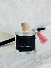 Load image into Gallery viewer, Mājas smaržas, mājas aromāti, interjera aromāti, mājas smaržas ar kociņiem, telpu aromatizētāji, mājas aromatizētāji, mājas parfimērija, dāvanu komplekts sievietei, Ilze Ērgle - Vanaga, dāvanu komplekti, ekskluzīvas dāvanas, I.ĒV, biznesa dāvanas, dāvana sievietei
