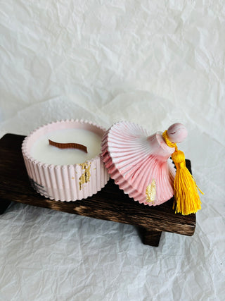 Aromātiskā sojas vaska sveces ar koka dakti ģipša traukā ar koka dakti, ziemassvētku aromāts, sveces īpašiem dzīves mirkļiem, aromātiskās sveces, dabīgās sveces, dabīgās vaska sveces, Sveces ražotas latvijā, sveces roku darbs, aromatizētas sveces, sveces dāvanai, sveces dzimšanas dienai, sveces ziemassvētkiem, Aromātiksā sojas vaska svece Meža princesīte, Ilze Ērgle-Vanaga