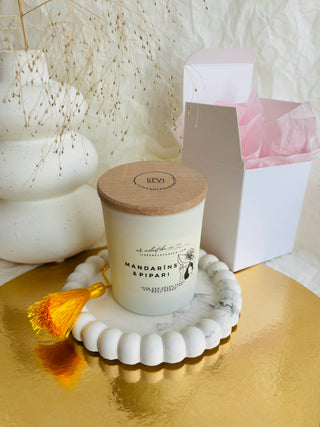 sojas vaska sveces, sveces īpašiem dzīves mirkļiem, aromātiskās sveces, dabīgās sveces, dabīgās vaska sveces, Sveces ražotas latvijā, sveces roku darbs, aromatizētas sveces, sveces dāvanai, sveces davana, sveces dzimšanas dienai, sveces ziemassvētkiem, dāvana klientiem, dāvanas kolēģiem, biznesa dāvanas, dāvanas darbiniekiem, personalizētas dāvanas, I.ĒV