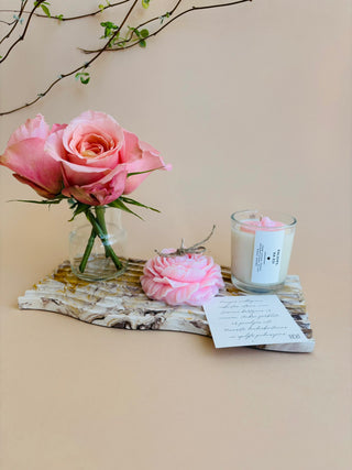 Dāvana ar novēlējumu, Dāvanas sievietēm, dāvanas meitenēm, dzimšanas dienas dāvana, dāvanas mammai, dāvana vārda dienā, dāvanu komplekts sievietei, biznesa dāvanas. Sveces roku darbs, mājas aromāti ar kociņiem, sojas vaska sveces, latvijā ražotas sveces, sveces dāvanai, aromātiskās sveces, eko sveces, skaistas sveces, Ilze Ērgle Vanaga, roku darbs, I.EV