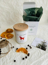 Load image into Gallery viewer, dāvanas ziemassvētkos, dāvanas ziemassvētkos kolēģiem, Ziemassvētku dāvana, sojas vaska sveces, aromātiskās sveces, dabīgās sveces, dabīgās vaska sveces, Sveces ražotas latvijā, sveces roku darbs, aromatizētas sveces, sveces dāvanai, svece ar egļu smažu, I.ĒV, ziemassvētku dāvanas, mazas ziemassvētku dāvanas, dāvanas ziemassvētkos, sirsnīgas dāvanas ziemassvētkos, praktiskas dāvanas ziemassvētkos, dāvanas kolēģiem, dāvanas klientiem, dāvana vecākiem ziemassvētkos, dāvana draudzenei ziemassvētkos
