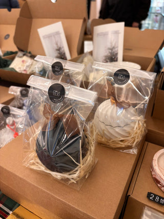 samržīgā sojas vaska sveces eglīšu bumba baltā ģipša traukā, sveces īpašiem dzīves mirkļiem, aromātiskās sveces, dabīgās sveces, dabīgās vaska sveces, Sveces ražotas latvijā, sveces roku darbs, aromatizētas sveces, sveces dāvanai, sveces dzimšanas dienai, sveces ziemassvētkiem, Aromātiksā sojas vaska svece Mīlestības ābols Ilze Ērgle-Vanaga