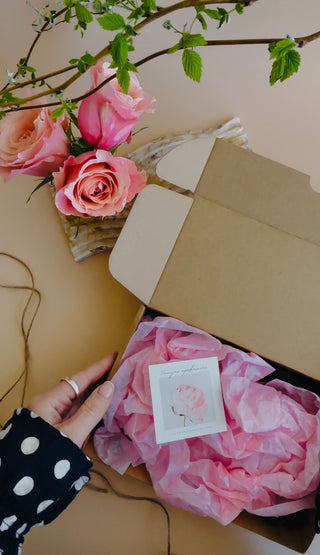 Dāvana ar novēlējumu, Dāvanas sievietēm, dāvanas meitenēm, dzimšanas dienas dāvana, dāvanas mammai, dāvana vārda dienā, dāvanu komplekts sievietei, biznesa dāvanas. Sveces roku darbs, mājas aromāti ar kociņiem, sojas vaska sveces, latvijā ražotas sveces, sveces dāvanai, aromātiskās sveces, eko sveces, skaistas sveces, Ilze Ērgle Vanaga, roku darbs, I.EV