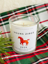 Load image into Gallery viewer, uguns zirgs 2026 gada simbols, dāvanas ziemassvētkos, dāvanas ziemassvētkos kolēģiem, Ziemassvētku dāvana, sojas vaska sveces, dabīgās sveces, dabīgās vaska sveces, Sveces ražotas latvijā, sveces roku darbs, aromatizētas sveces, sveces dāvanai, svece ar egļu smažu, I.ĒV, ziemassvētku dāvanas, mazas ziemassvētku dāvanas, dāvanas ziemassvētkos, sirsnīgas dāvanas ziemassvētkos, praktiskas dāvanas ziemassvētkos, dāvanas kolēģiem, dāvanas klientiem, dāvana vecākiem ziemassvētkos, dāvana draudzenei ziemassvētkos
