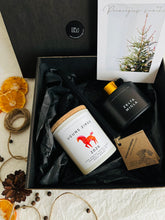 Load image into Gallery viewer, Dāvanas Jaunajā gadā, Dāvana ar novēlējumu, Dāvanas sievietēm, Idejas ziemassvētku dāvanām, Ziemassvētku dāvanas, dāvanas mammai, ziemassvētku dāvanas, Ziemassvētku dāvanas sievietei, biznesa dāvanas. Sveces roku darbs, mājas aromāti ar kociņiem, sojas vaska sveces, latvijā ražotas sveces, sveces dāvanai, aromātiskās sveces, eko sveces, skaistas sveces, Ilze Ērgle Vanaga, roku darbs, I.EV, Mīļas dāvanas vīrietim
