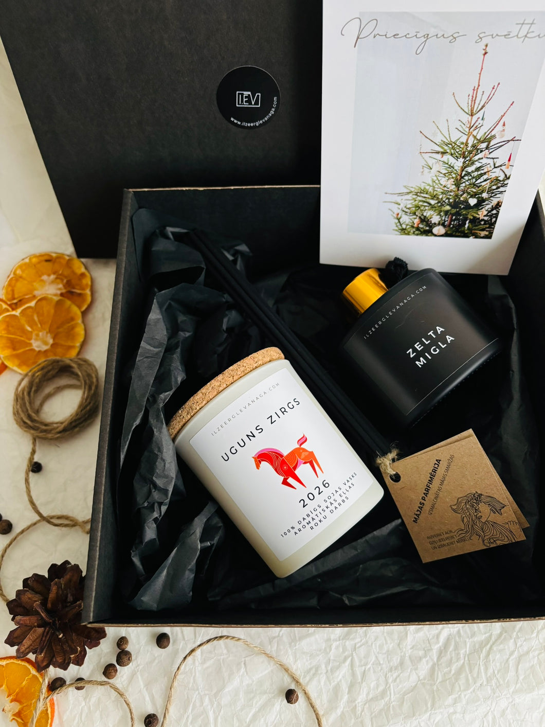 Dāvanas Jaunajā gadā, Dāvana ar novēlējumu, Dāvanas sievietēm, Idejas ziemassvētku dāvanām, Ziemassvētku dāvanas, dāvanas mammai, ziemassvētku dāvanas, Ziemassvētku dāvanas sievietei, biznesa dāvanas. Sveces roku darbs, mājas aromāti ar kociņiem, sojas vaska sveces, latvijā ražotas sveces, sveces dāvanai, aromātiskās sveces, eko sveces, skaistas sveces, Ilze Ērgle Vanaga, roku darbs, I.EV, Mīļas dāvanas vīrietim