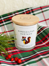 Load image into Gallery viewer, dāvanas ziemassvētkos, dāvanas ziemassvētkos kolēģiem, Ziemassvētku dāvana, sojas vaska sveces, aromātiskās sveces, dabīgās sveces, dabīgās vaska sveces, Sveces ražotas latvijā, sveces roku darbs, aromatizētas sveces, sveces dāvanai, svece ar egļu smažu, I.ĒV, ziemassvētku dāvanas, mazas ziemassvētku dāvanas, dāvanas ziemassvētkos, sirsnīgas dāvanas ziemassvētkos, praktiskas dāvanas ziemassvētkos, dāvanas kolēģiem, dāvanas klientiem, dāvana vecākiem ziemassvētkos, dāvana draudzenei ziemassvētkos
