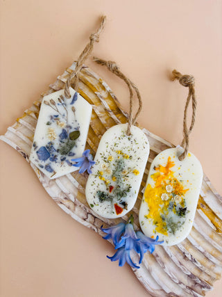 smaržas drēbju skapim, SAŠĒ sausās smaržas, sausās smaržas, sausās smaržas skapim, sojas vaska aromātiskās tāfelītes, skapja smaržas, Skapja gaisa atsvaidzinātājs, veļas atsvaidzinātāji, Garderobes smaržas, Aromāti skapim, atsvaidzinātājs apģērbu skapim, smaržas skapim, skapja smaržas, pavasara smaržas, ceriņš, jasmīns, maijpuķite