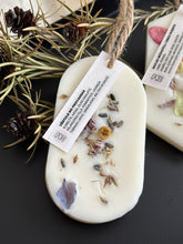 Load image into Gallery viewer, smaržas drēbju skapim, SAŠĒ sausās smaržas, sausās smaržas, sausās smaržas skapim, sojas vaska aromātiskās tāfelītes, skapja smaržas, Skapja gaisa atsvaidzinātājs, veļas atsvaidzinātāji, Garderobes smaržas, Aromāti skapim, atsvaidzinātājs apģērbu skapim, smaržas skapim, skapja smaržas
