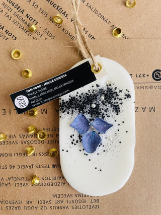 smaržas drēbju skapim, SAŠĒ sausās smaržas, sausās smaržas, sausās smaržas skapim, sojas vaska aromātiskās tāfelītes, skapja smaržas, Skapja gaisa atsvaidzinātājs, veļas atsvaidzinātāji, Garderobes smaržas, Aromāti skapim, atsvaidzinātājs apģērbu skapim, smaržas skapim, skapja smaržas