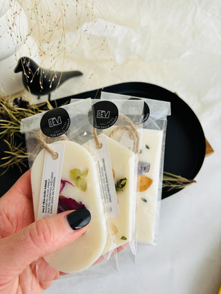 smaržas drēbju skapim, SAŠĒ sausās smaržas, sausās smaržas, sausās smaržas skapim, sojas vaska aromātiskās tāfelītes, skapja smaržas, Skapja gaisa atsvaidzinātājs, veļas atsvaidzinātāji, Garderobes smaržas, Aromāti skapim, atsvaidzinātājs apģērbu skapim, smaržas skapim, skapja smaržas