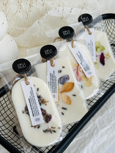 Load image into Gallery viewer, smaržas drēbju skapim, SAŠĒ sausās smaržas, sausās smaržas, sausās smaržas skapim, sojas vaska aromātiskās tāfelītes, skapja smaržas, Skapja gaisa atsvaidzinātājs, veļas atsvaidzinātāji, Garderobes smaržas, Aromāti skapim, atsvaidzinātājs apģērbu skapim, smaržas skapim, skapja smaržas
