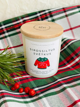 Load image into Gallery viewer, dāvanas ziemassvētkos, dāvanas ziemassvētkos kolēģiem, Ziemassvētku dāvana, sojas vaska sveces, aromātiskās sveces, dabīgās sveces, dabīgās vaska sveces, Sveces ražotas latvijā, sveces roku darbs, aromatizētas sveces, sveces dāvanai, svece ar egļu smažu, I.ĒV, ziemassvētku dāvanas, mazas ziemassvētku dāvanas, dāvanas ziemassvētkos, sirsnīgas dāvanas ziemassvētkos, praktiskas dāvanas ziemassvētkos, dāvanas kolēģiem, dāvanas klientiem, dāvana vecākiem ziemassvētkos, dāvana draudzenei ziemassvētkos
