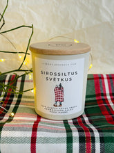 Load image into Gallery viewer, dāvanas ziemassvētkos, dāvanas ziemassvētkos kolēģiem, Ziemassvētku dāvana, sojas vaska sveces, aromātiskās sveces, dabīgās sveces, dabīgās vaska sveces, Sveces ražotas latvijā, sveces roku darbs, aromatizētas sveces, sveces dāvanai, svece ar egļu smažu, I.ĒV, ziemassvētku dāvanas, mazas ziemassvētku dāvanas, dāvanas ziemassvētkos, sirsnīgas dāvanas ziemassvētkos, praktiskas dāvanas ziemassvētkos, dāvanas kolēģiem, dāvanas klientiem, dāvana vecākiem ziemassvētkos, dāvana draudzenei ziemassvētkos
