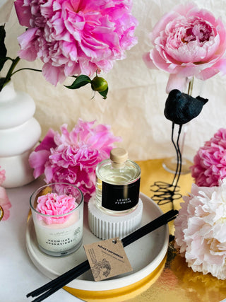 dabīgās vaska sveces, Dzimšanas dienas dāvana sievietei, Dāvanas sievietēm, biznesa dāvanas, Ekskluzīvas dāvanas sievietēm, kolēģēm vārdā dienā, dzimšanas dienā, aromātiskā sojas vaska svece "Peonijas apskāviens" Ilze Ērgle-Vanaga, I.ĒV