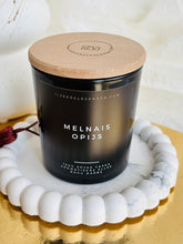 Load image into Gallery viewer, AROMĀTISKĀ SVECE PAVEDINOŠI JUTEKLISKS | MELNAIS OPIJS
