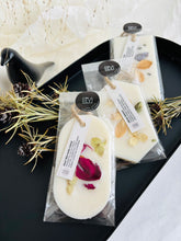 Load image into Gallery viewer, smaržas drēbju skapim, SAŠĒ sausās smaržas, sausās smaržas, sausās smaržas skapim, sojas vaska aromātiskās tāfelītes, skapja smaržas, Skapja gaisa atsvaidzinātājs, veļas atsvaidzinātāji, Garderobes smaržas, Aromāti skapim, atsvaidzinātājs apģērbu skapim, smaržas skapim, skapja smaržas
