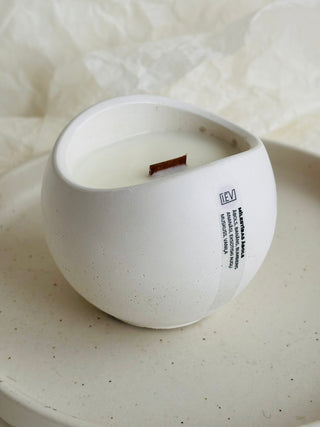 samržīgā sojas vaska sveces ar koka dakti baltā ģipša traukā, sveces īpašiem dzīves mirkļiem, aromātiskās sveces, dabīgās sveces, dabīgās vaska sveces, Sveces ražotas latvijā, sveces roku darbs, aromatizētas sveces, sveces dāvanai, sveces dzimšanas dienai, sveces ziemassvētkiem, Aromātiksā sojas vaska svece Mīlestības ābols Ilze Ērgle-Vanaga