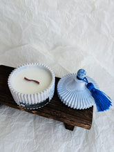 Load image into Gallery viewer, Aromātiskā sojas vaska sveces ar koka dakti zilā ģipša traukā ar koka dakti, ziemassvētku aromāts, sveces īpašiem dzīves mirkļiem, aromātiskās sveces, dabīgās sveces, dabīgās vaska sveces, Sveces ražotas latvijā, sveces roku darbs, aromatizētas sveces, sveces dāvanai, sveces dzimšanas dienai, sveces ziemassvētkiem, Aromātiksā sojas vaska svece Mandarīns un pipari, Ilze Ērgle-Vanaga
