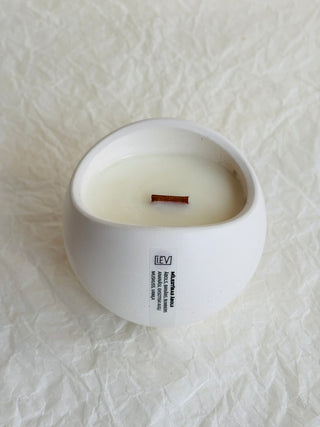 samržīgā sojas vaska sveces ar koka dakti baltā ģipša traukā, sveces īpašiem dzīves mirkļiem, aromātiskās sveces, dabīgās sveces, dabīgās vaska sveces, Sveces ražotas latvijā, sveces roku darbs, aromatizētas sveces, sveces dāvanai, sveces dzimšanas dienai, sveces ziemassvētkiem, Aromātiksā sojas vaska svece Mīlestības ābols Ilze Ērgle-Vanaga