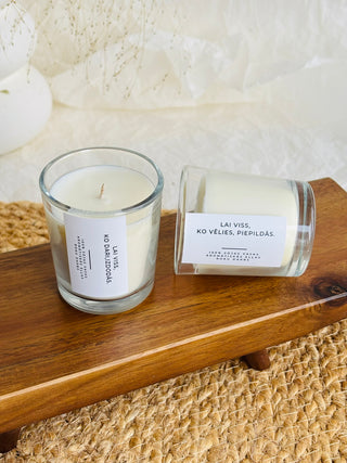 Svece ar tekstu, sveces ar uzrakstu, novēlējumu, citātu, aromātiskā svece, dāvana ar nozīmi, sirsnīga dāvana, dāvana, kas silda, personalizēta dāvana, dāvana draudzenei, kolēģei, māsai, mammai, meitai, mājīga dāvana, iedvesma, sirds dāvana, mīlestība, pateicība, maza dāvana, motivējoša