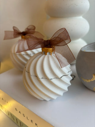 samržīgā sojas vaska sveces eglīšu bumba baltā ģipša traukā, sveces īpašiem dzīves mirkļiem, aromātiskās sveces, dabīgās sveces, dabīgās vaska sveces, Sveces ražotas latvijā, sveces roku darbs, aromatizētas sveces, sveces dāvanai, sveces dzimšanas dienai, sveces ziemassvētkiem, Aromātiksā sojas vaska svece Mīlestības ābols Ilze Ērgle-Vanaga