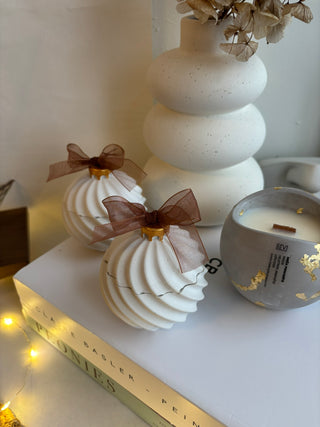 samržīgā sojas vaska sveces eglīšu bumba baltā ģipša traukā, sveces īpašiem dzīves mirkļiem, aromātiskās sveces, dabīgās sveces, dabīgās vaska sveces, Sveces ražotas latvijā, sveces roku darbs, aromatizētas sveces, sveces dāvanai, sveces dzimšanas dienai, sveces ziemassvētkiem, Aromātiksā sojas vaska svece Mīlestības ābols Ilze Ērgle-Vanaga