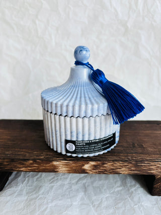 Aromātiskā sojas vaska sveces ar koka dakti zilā ģipša traukā ar koka dakti, ziemassvētku aromāts, sveces īpašiem dzīves mirkļiem, aromātiskās sveces, dabīgās sveces, dabīgās vaska sveces, Sveces ražotas latvijā, sveces roku darbs, aromatizētas sveces, sveces dāvanai, sveces dzimšanas dienai, sveces ziemassvētkiem, Aromātiksā sojas vaska svece Mandarīns un pipari, Ilze Ērgle-Vanaga