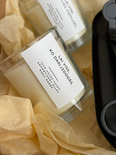 Load image into Gallery viewer, Dāvana ar novēlējumu, Dāvanas sievietēm, dāvanas meitenēm, dzimšanas dienas dāvana, dāvanas mammai, dāvana vārda dienā, dāvanu komplekts sievietei, biznesa dāvanas. Sveces roku darbs, mājas aromāti ar kociņiem, sojas vaska sveces, latvijā ražotas sveces, sveces dāvanai, aromātiskās sveces, eko sveces, skaistas sveces, Ilze Ērgle Vanaga, roku darbs, I.EV
