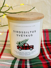 Load image into Gallery viewer, dāvanas ziemassvētkos, dāvanas ziemassvētkos kolēģiem, Ziemassvētku dāvana, sojas vaska sveces, aromātiskās sveces, dabīgās sveces, dabīgās vaska sveces, Sveces ražotas latvijā, sveces roku darbs, aromatizētas sveces, sveces dāvanai, svece ar egļu smažu, I.ĒV, ziemassvētku dāvanas, mazas ziemassvētku dāvanas, dāvanas ziemassvētkos, sirsnīgas dāvanas ziemassvētkos, praktiskas dāvanas ziemassvētkos, dāvanas kolēģiem, dāvanas klientiem, dāvana vecākiem ziemassvētkos, dāvana draudzenei ziemassvētkos
