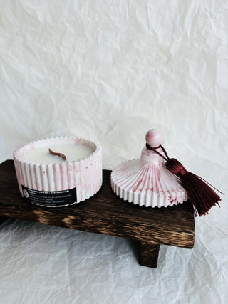 Aromātiskā sojas vaska sveces ar koka dakti ģipša traukā ar koka dakti, ziemassvētku aromāts, sveces īpašiem dzīves mirkļiem, aromātiskās sveces, dabīgās sveces, dabīgās vaska sveces, Sveces ražotas latvijā, sveces roku darbs, aromatizētas sveces, sveces dāvanai, sveces dzimšanas dienai, sveces ziemassvētkiem, Aromātiksā sojas vaska svece Mandarīns un pipari, Ilze Ērgle-Vanaga